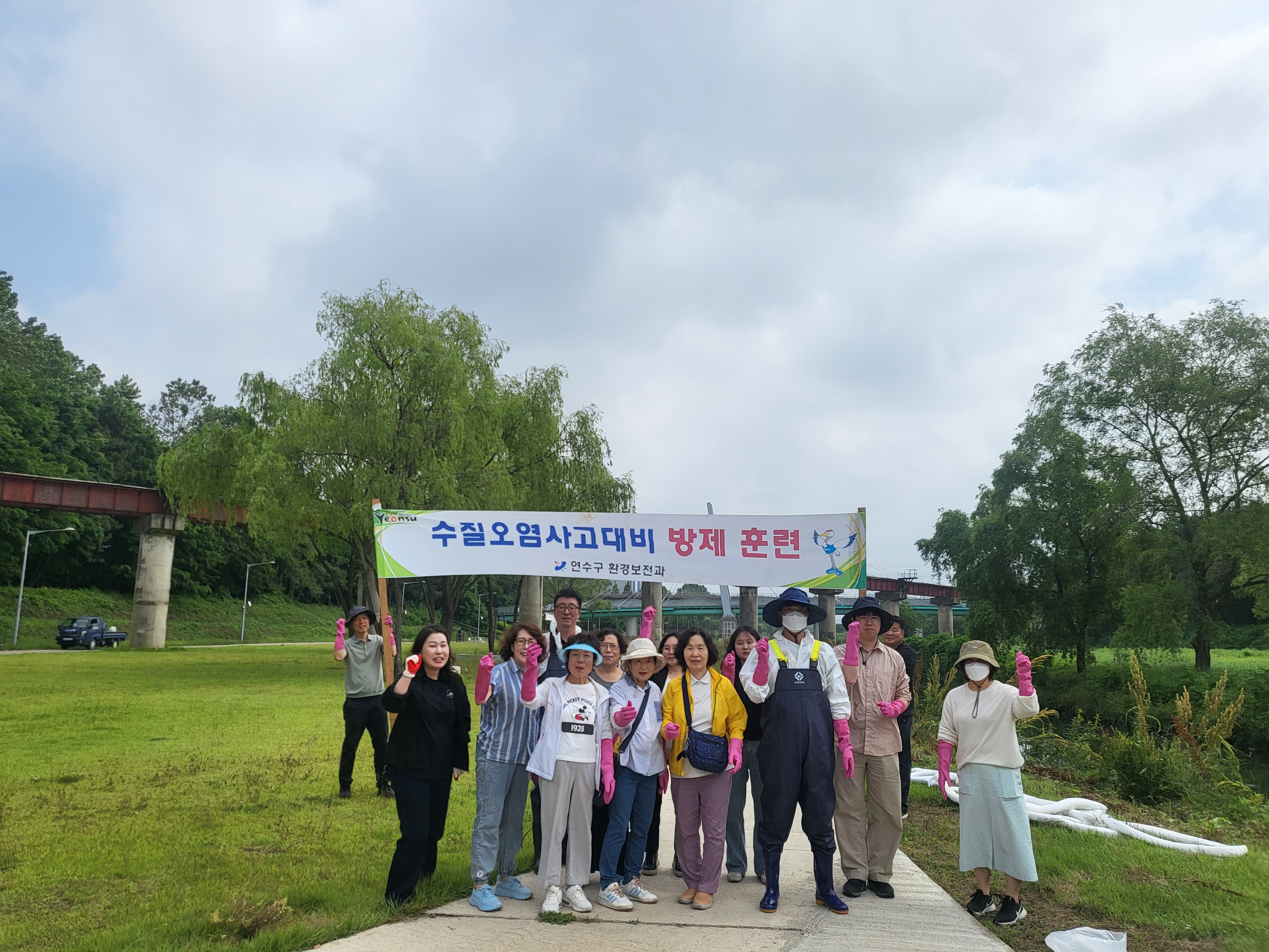 연수구는 지난 17일 승기천에서 인천시 및 연수구 직원, 민간 환경감시단 등 20여 명이 참여한 가운데 수질오염사고의 신속한 대응을 위한 시구 합동 방제 훈련을 실시했다